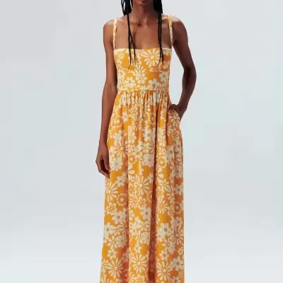 Vestido longo amarelo com flores brancas e alças finas