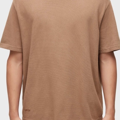 T-shirt castanha de manga curta com bordado discreto e calças brancas de malha