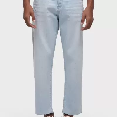 Jeans masculinos de ganga azul claro com lavagem desbotada e barras desfiadas