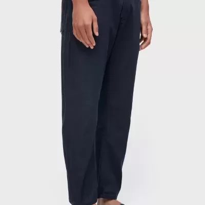 Calças de ganga azul escuro com bolso lateral usadas por modelo