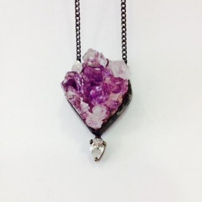 Colar com pendente de cristal bruto roxo e branco, detalhe gota transparente, corrente escura