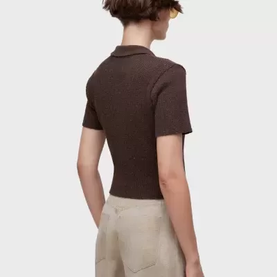 Camisola castanha de malha com gola e pantalonas bege vistas de costas.