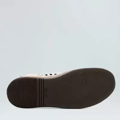 Sola de sapato castanha escura vista por baixo