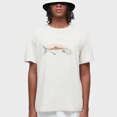 Pessoa de pé com chapéu branco de balde e t-shirt branca com estampa de peixe