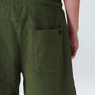 Calções verdes com bolso traseiro e cintura elástica