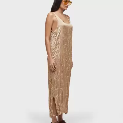 Vestido dourado acetinado comprido com textura enrugada e alças finas