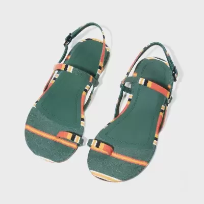 Sandálias femininas verdes com tiras listradas multicolor