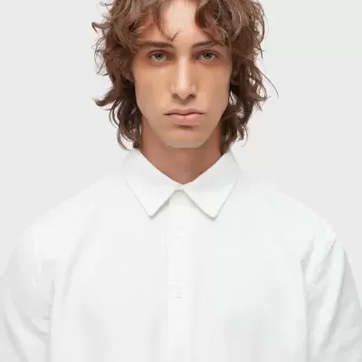 Camisa masculina branca de manga curta com gola clássica e botões frontais