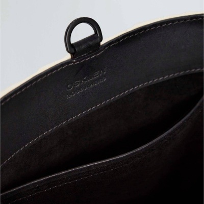 Interior de mala branca com fecho de argola preta e forro interior preto