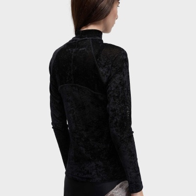 Camisola de veludo preta e saia preta com padrão esqueleto de peixe vista de costas.