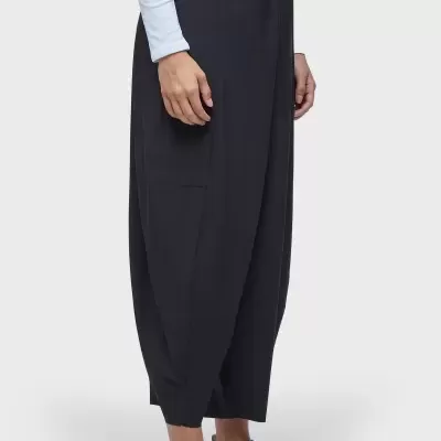 Calças largas pretas elásticas com camisa azul clara e sapatilhas brancas