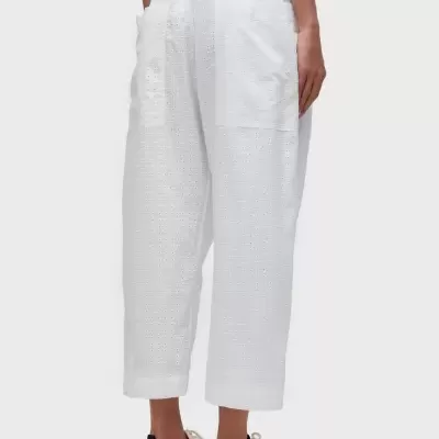 Calças brancas largas com padrão de pequenos recortes quadrados