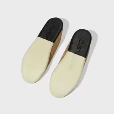 Chinelos de senhora com sola preta e creme e laterais em camurça castanha