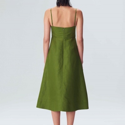 Vestido verde com alças finas visto por trás