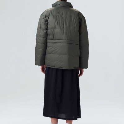 Casaco acolchoado verde-oliva visto de costas