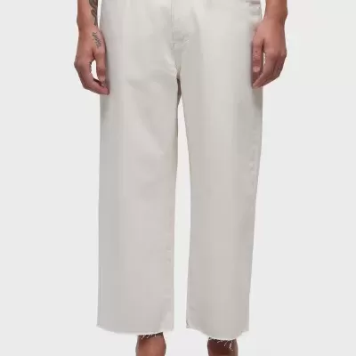 Calças de ganga brancas de corte largo com bainha desfiada