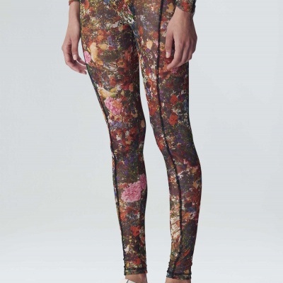Leggings florais femininas com sandálias brancas