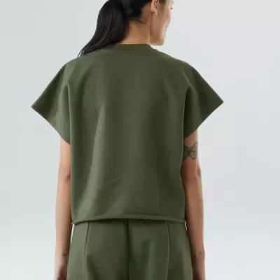 Conjunto de roupa verde-oliva visto de costas com t-shirt e calças