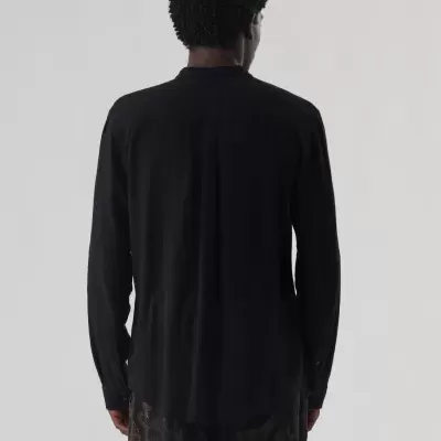 Camisola preta de manga comprida vista de costas