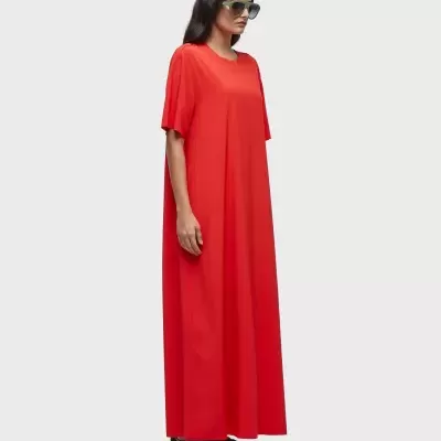 Vestido longo vermelho de manga curta com modelo