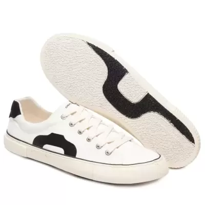 Ténis brancos com detalhes pretos e sola antiderrapante