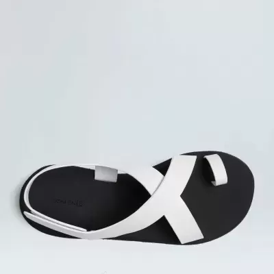 Sandália preta e branca com tiras cruzadas e tira para o dedão