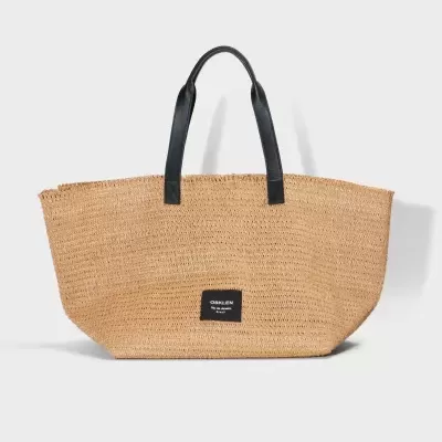 Mala tote bege de material trançado com alças pretas de pele e etiqueta OSKLEN na frente