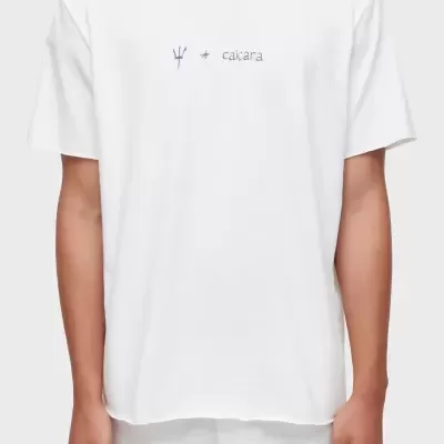 Camiseta branca com texto 'caiçara' e símbolos azuis no peito.