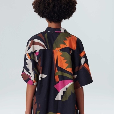 Vestido comprido com padrão floral colorido visto de costas