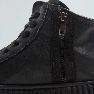 Bota preta com fecho de correr lateral e sola plataforma