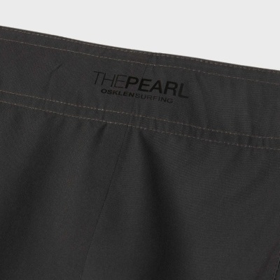Peça de roupa preta com texto THE PEARL OSKLEN SURFING
