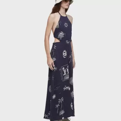 Vestido longo azul escuro estampado com chapéu branco e ténis cinzentos