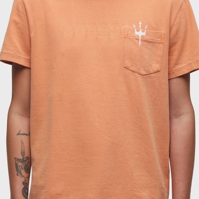 T-shirt masculina cor salmão com bolso e símbolo branco de tridente no peito