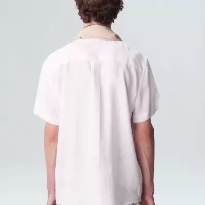 Camisa branca de manga curta vista de costas