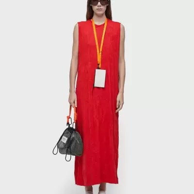 Mulher com vestido vermelho comprido e acessórios variados