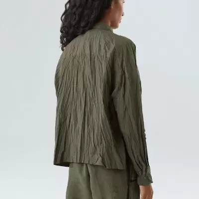 Casaco verde-oliva com textura vincada visto de costas