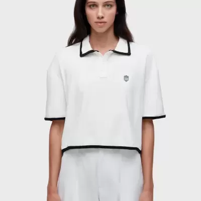 T-shirt polo feminina branca com detalhes pretos e brasão cinzento