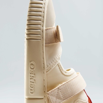 Sapato infantil creme com velcro e sola estriada