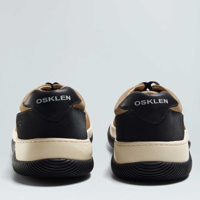 Sapatilhas OSKLEN pretas, bege e brancas vistas de trás
