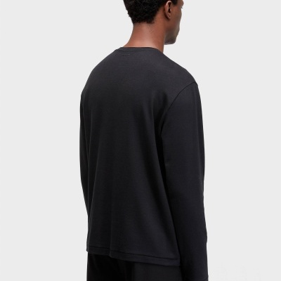 Camisola preta de manga comprida vista de trás com bordado OSKLEN.