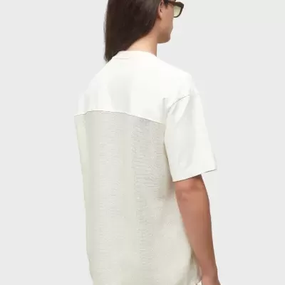 T-shirt branca de manga curta com tecido texturizado nas costas e modelo de costas