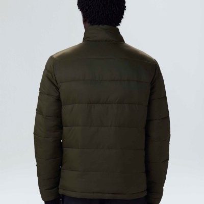 Casaco acolchoado verde-oliva, costas, fundo branco