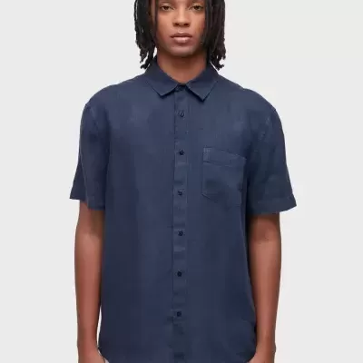 Camisa masculina azul escuro de manga curta com bolso no peito