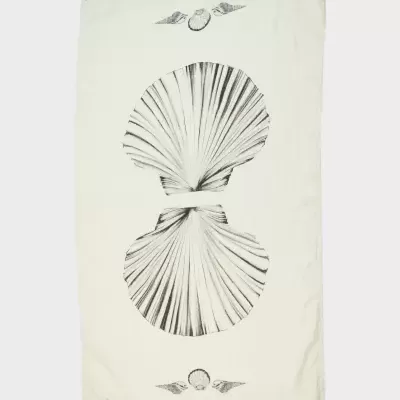 Toalha branca com estampa preta de conchas grandes e pequenas