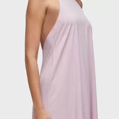 Vestido rosa claro sem mangas com gola alta e laterais abertas
