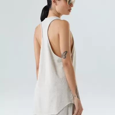 Regata bege claro sem mangas com decote profundo nas laterais