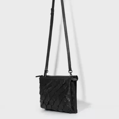 Bolsa de ombro preta com padrão imitação escamas e correia ajustável