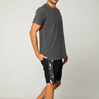 Homem com t-shirt cinza escuro e calções pretos com padrão camuflado lateral
