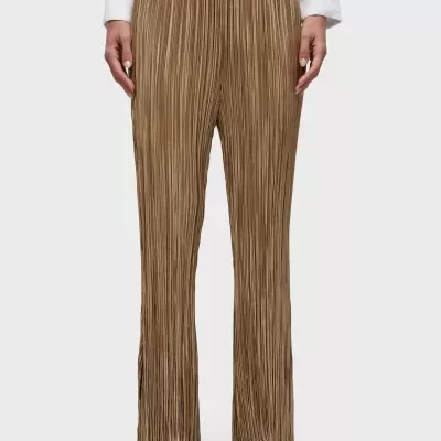 Calças compridas bronze franzidas com cós elástico e sandálias brancas