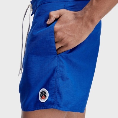 Calções de banho azuis com cordão branco e bolso lateral